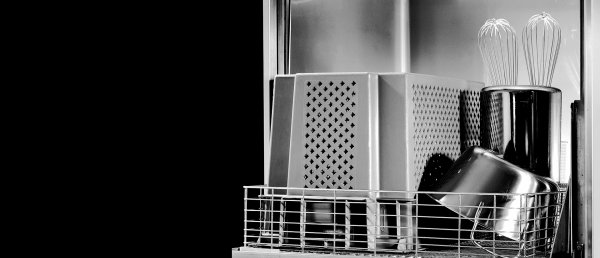 Interior del lavautensilios industrial DIHR LP3 S Plus con bandejas y utensilios gastronómicos